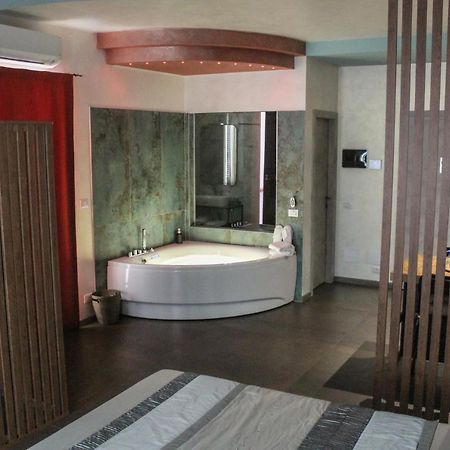 Garda Fantasy Apartment - Jacuzzi Desenzano del Garda Exterior foto