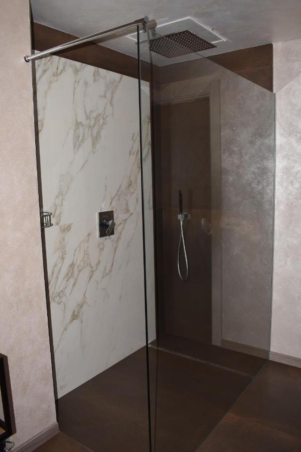 Garda Fantasy Apartment - Jacuzzi Desenzano del Garda Exterior foto