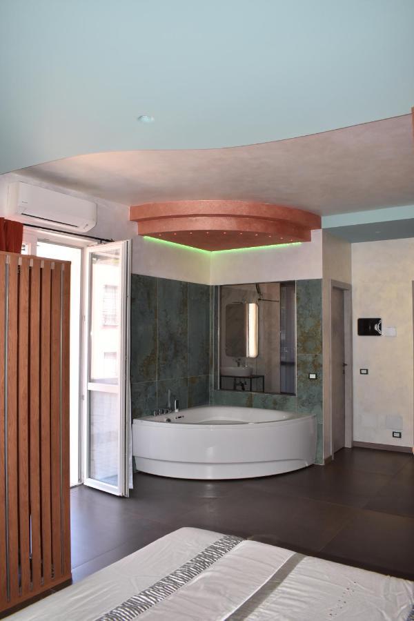 Garda Fantasy Apartment - Jacuzzi Desenzano del Garda Exterior foto
