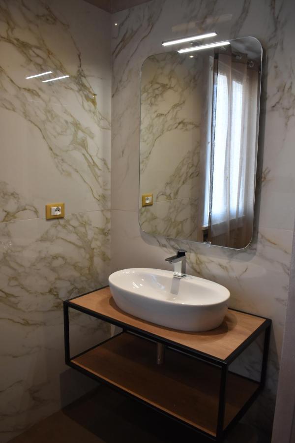 Garda Fantasy Apartment - Jacuzzi Desenzano del Garda Exterior foto