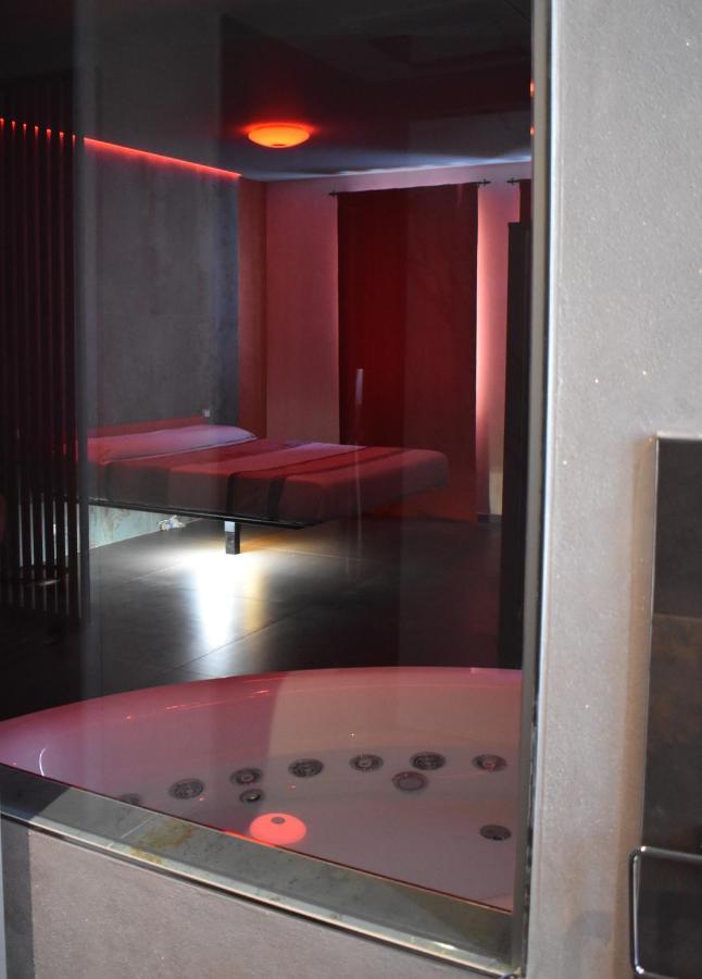 Garda Fantasy Apartment - Jacuzzi Desenzano del Garda Exterior foto