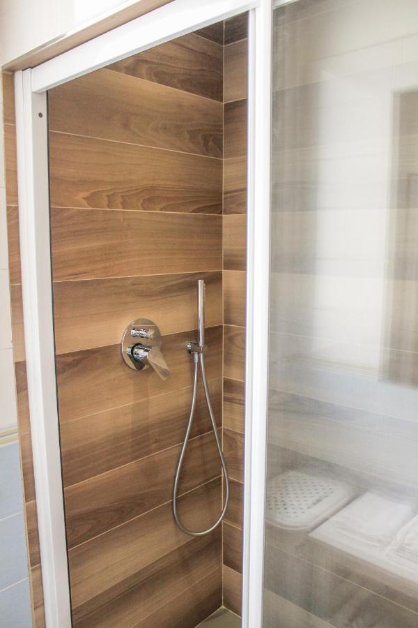 Garda Fantasy Apartment - Jacuzzi Desenzano del Garda Exterior foto