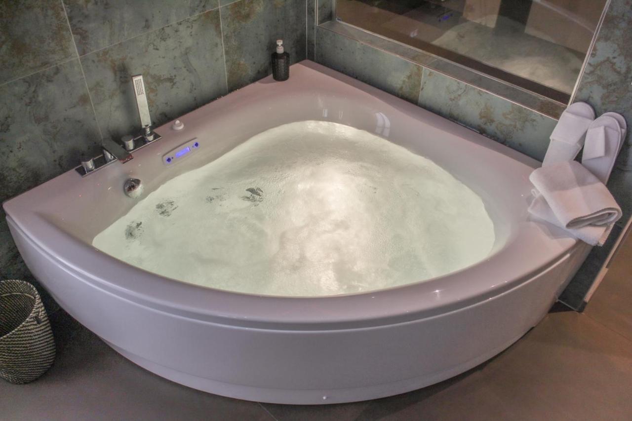 Garda Fantasy Apartment - Jacuzzi Desenzano del Garda Exterior foto