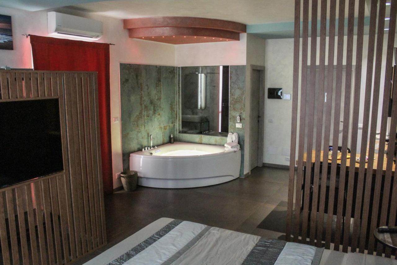Garda Fantasy Apartment - Jacuzzi Desenzano del Garda Exterior foto