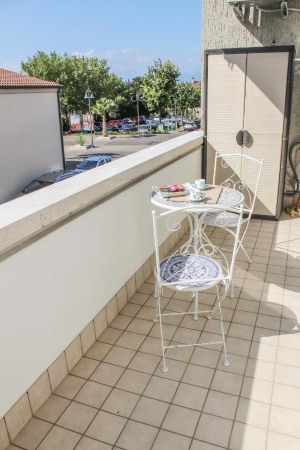 Garda Fantasy Apartment - Jacuzzi Desenzano del Garda Exterior foto