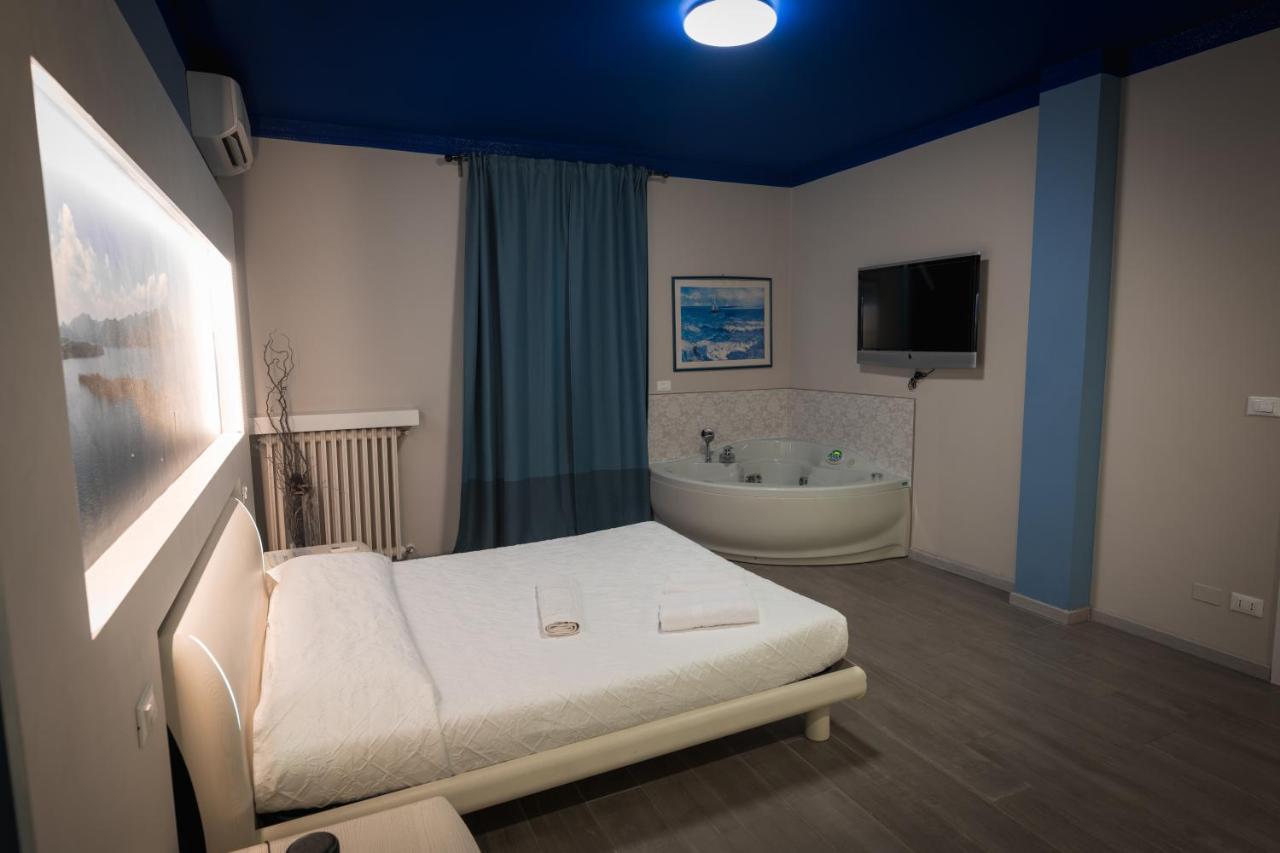 Garda Fantasy Apartment - Jacuzzi Desenzano del Garda Exterior foto